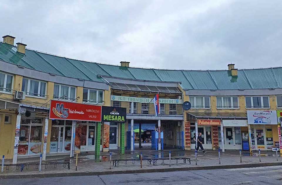 Baki (76) zaplenili plakar, veš mašinu i mikrotalasnu zbog duga prema JKP „Pijace i parkinzi“ Baki (76) zaplenili plakar, veš mašinu i mikrotalasnu zbog duga prema JKP „Pijace i parkinzi“