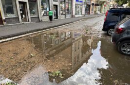 Snažno nevreme pogodilo Zrenjanin: Poplavljene ulice, vetar srušio ogradu na stadionu