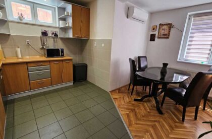 petosobna kuća na lesnini