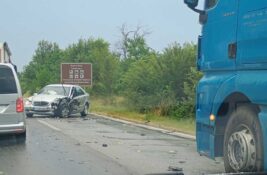 Dve saobraćajke na putu Zrenjanin – Beograd: Sudar auta i kamiona, vozilo sletelo s puta