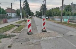 Čitaoci javljaju: U Stražilovskoj ulici mesecima stoje znakovi na putu