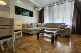 FOTO: Prodaje se dvosoban, potpuno opremljen stan, u novijoj zgradi na Žitnom trgu