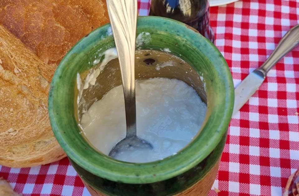 Kiselo mleko se nekad pravilo u kući i čuvalo u keramičkim ćupovima Kiselo mleko se nekad pravilo u kući i čuvalo u keramičkim ćupovima