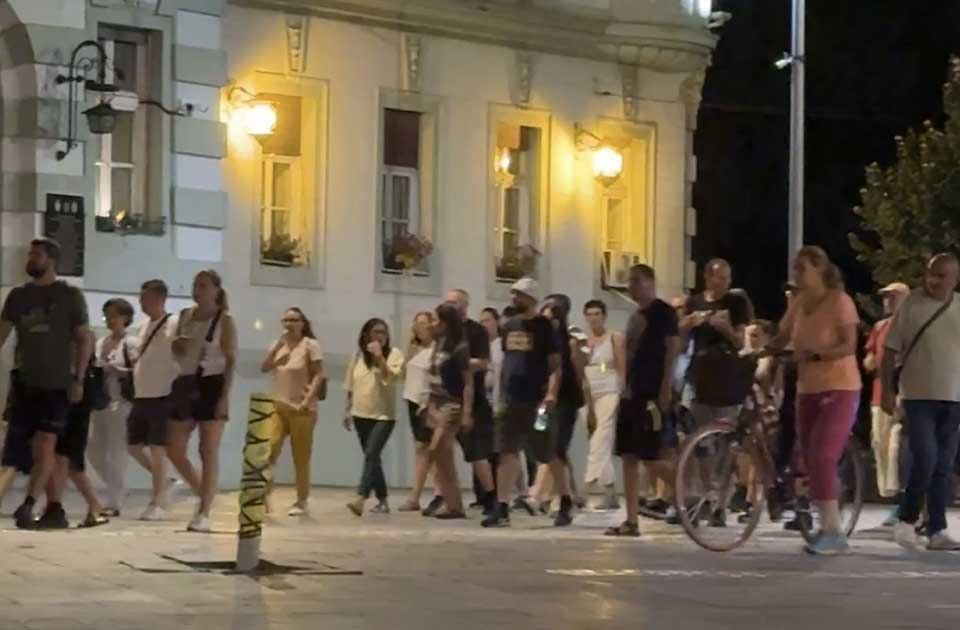 Nastavljaju se protesti u Zrenjaninu: „Kao besni psi razvukli su našu decu po ulicama“