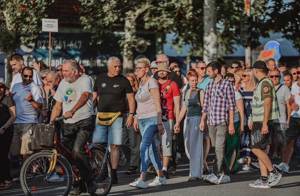 Devet meseci od pada nadstrešnice: Zrenjaninci pozvani na mirnu protestnu šetnju Devet meseci od pada nadstrešnice: Zrenjaninci pozvani na mirnu protestnu šetnju
