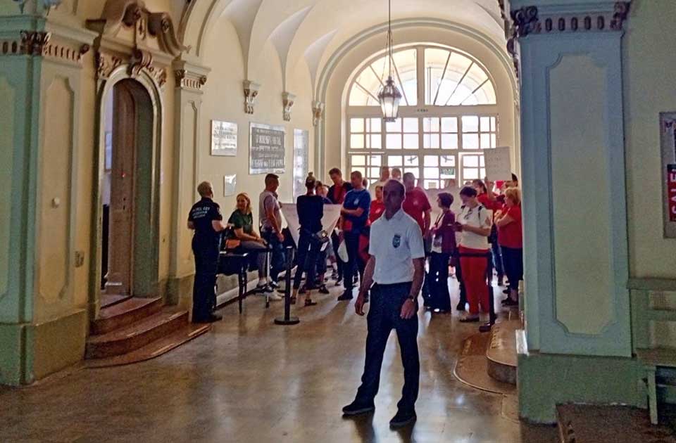 Radnici Stila došli u Gradsku kuću: Proživljavaju agoniju, od aprila nisu dobili plate Radnici Stila došli u Gradsku kuću: Proživljavaju agoniju, od aprila nisu dobili plate