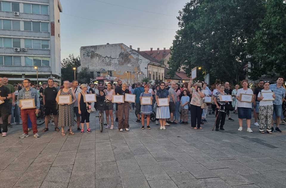 Iz Zrenjanina poslata otrežnjujuća poruka: „Alava usta su nas vređala, krvave ruke udarale“ Iz Zrenjanina poslata otrežnjujuća poruka: „Alava usta su nas vređala, krvave ruke udarale“