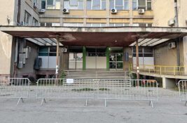 Glavni ulaz u staru Specijalističku polikliniku ograđen metalnim ogradama – stoji i natpis