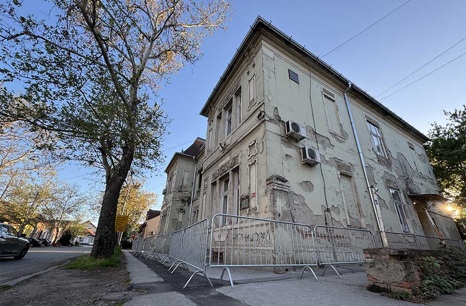 Zaštitne ograde i trake na sve strane: U kakvim objektima borave zrenjaninski lekari i pacijenti Zaštitne ograde i trake na sve strane: U kakvim objektima borave zrenjaninski lekari i pacijenti