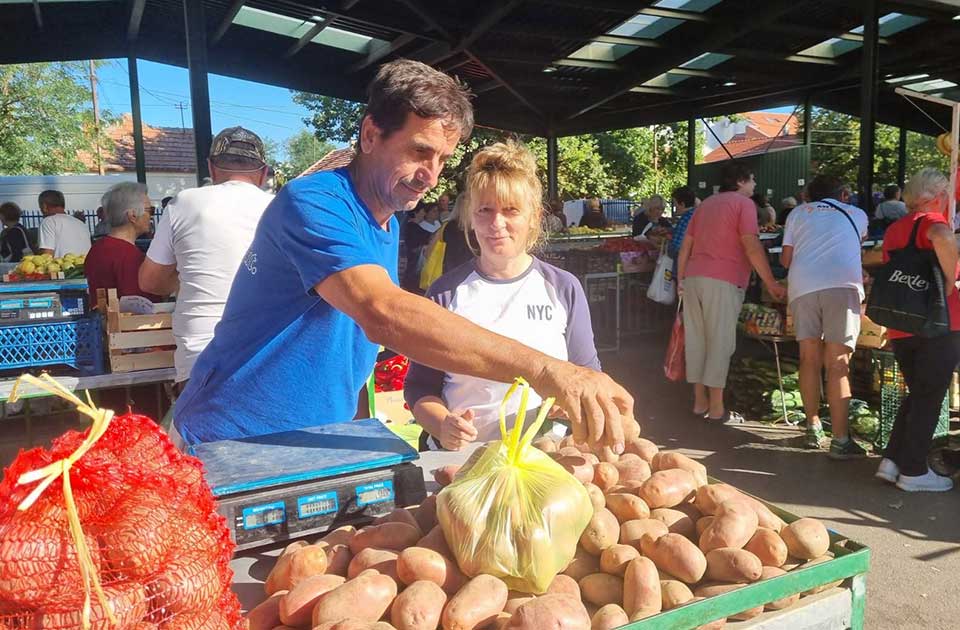 Na pijace stigao prvi ovogodišnji taraški krompir: Ko ga jednom proba, drugi i ne kupuje Na pijace stigao prvi ovogodišnji taraški krompir: Ko ga jednom proba, drugi i ne kupuje