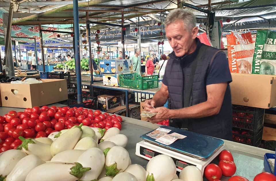 Slađi i ukusniji od klasičnog: Beli patlidžan hit na tezgi povrtara iz Mužlje Slađi i ukusniji od klasičnog: Beli patlidžan hit na tezgi povrtara iz Mužlje