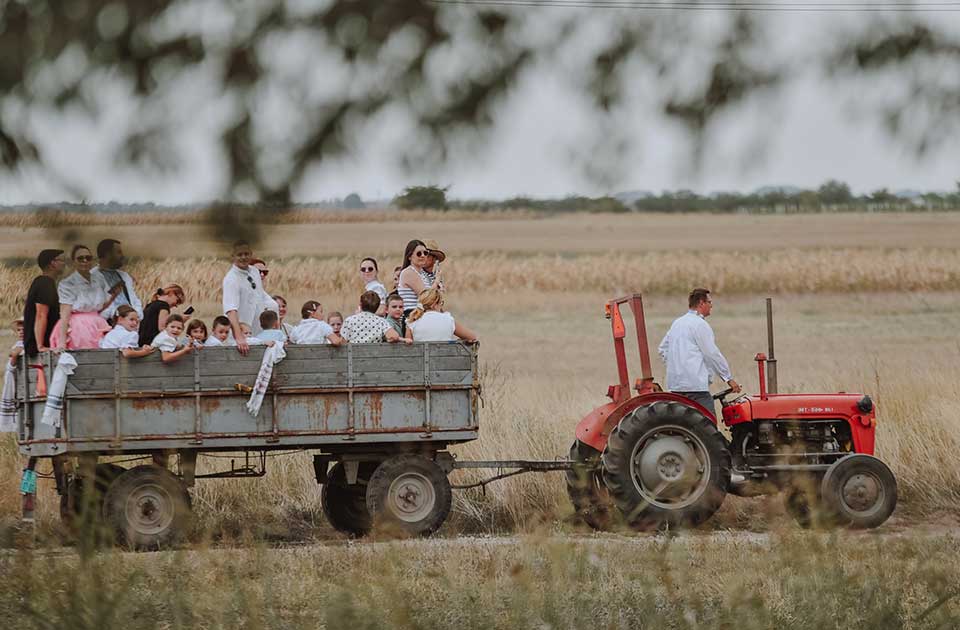 Ništa lepše danas nećete videti: Slikom vas vodimo u Aradac gde je održana „Oberačka“ Ništa lepše danas nećete videti: Slikom vas vodimo u Aradac gde je održana „Oberačka“