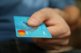 Bili maloletni kad su počinili krivično delo: Trojka zloupotrebila više od sto platnih kartica