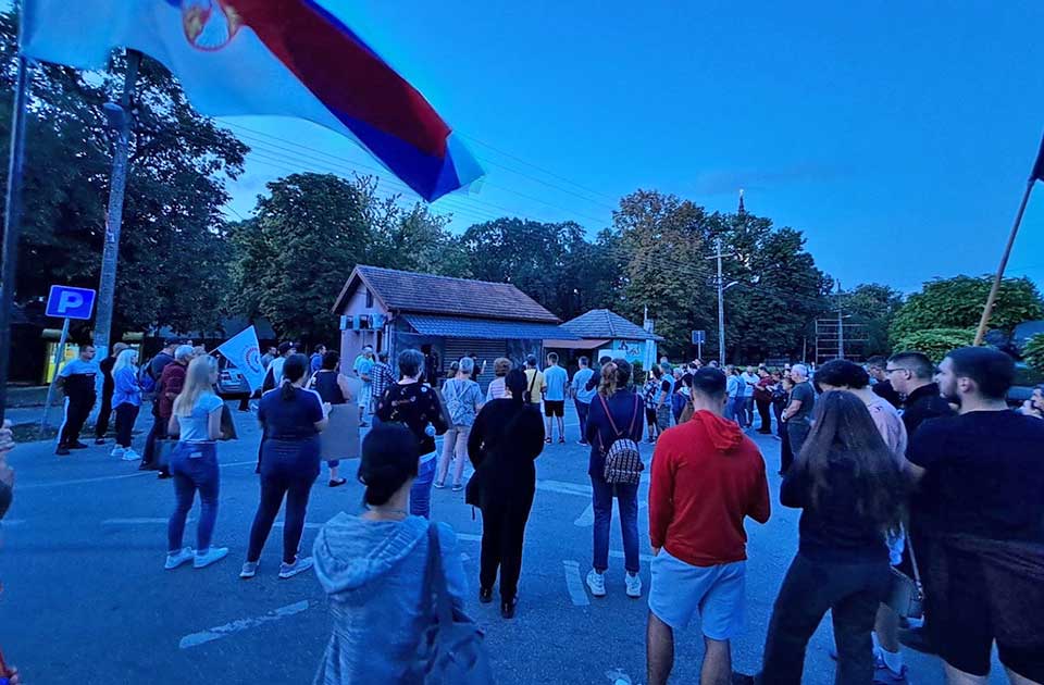 Meštani Perleza uz vaspitačicu Snežu koja je zbog podrške studentima ostala bez posla Meštani Perleza uz vaspitačicu Snežu koja je zbog podrške studentima ostala bez posla
