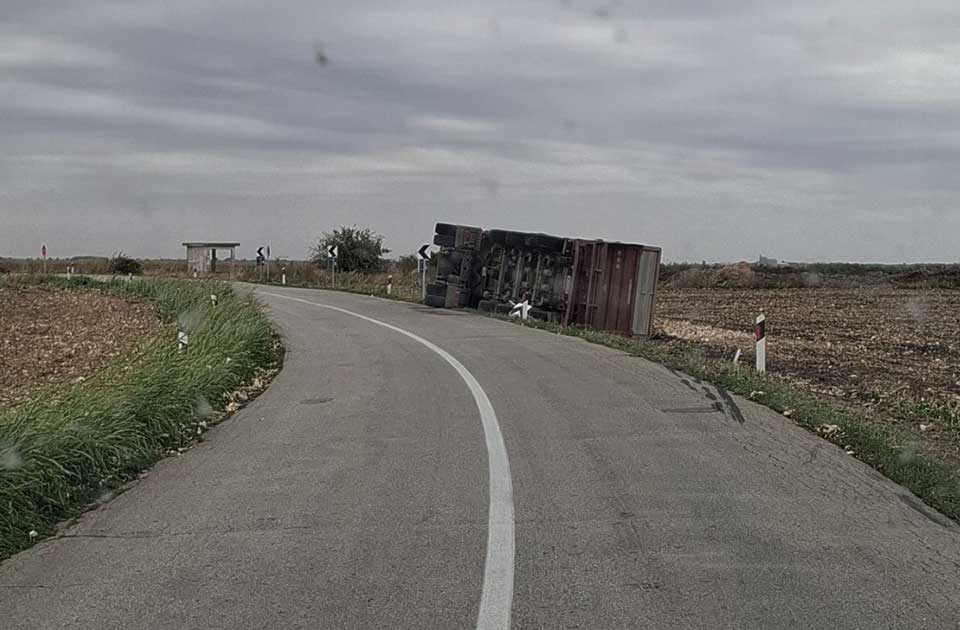 FOTO: Prevrnuo se kamion na putu Banatsko Karađorđevo – Torda