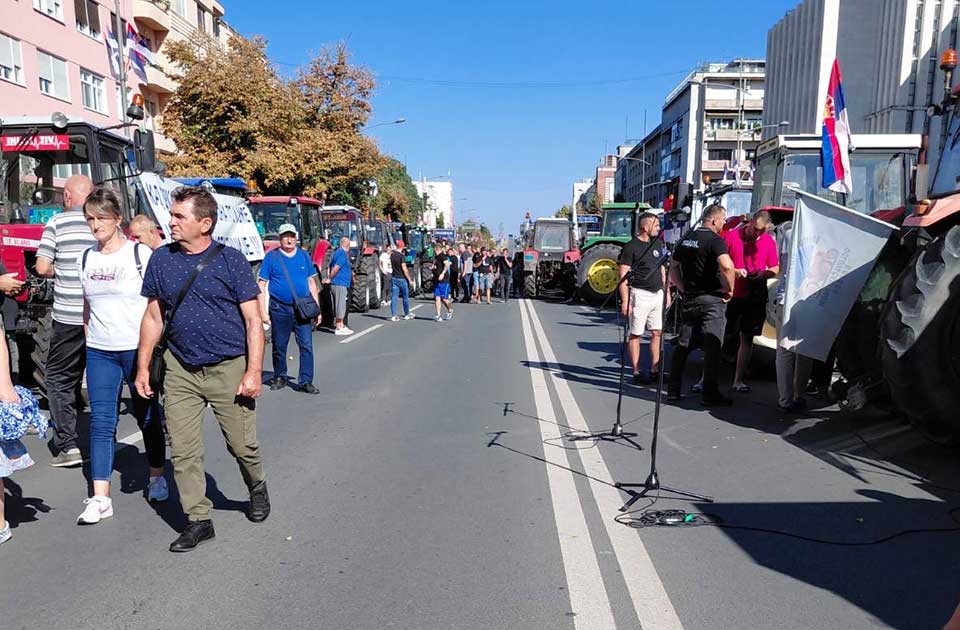 FOTO: I banatski poljoprivrednici na protestu ispred Banovine u Novom Sadu FOTO: I banatski poljoprivrednici na protestu ispred Banovine u Novom Sadu