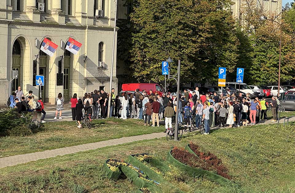 Odbijen predlog da se Pinteru odredi pritvor: Zrenjaninac se tereti za napad na službeno lice Odbijen predlog da se Pinteru odredi pritvor: Zrenjaninac se tereti za napad na službeno lice