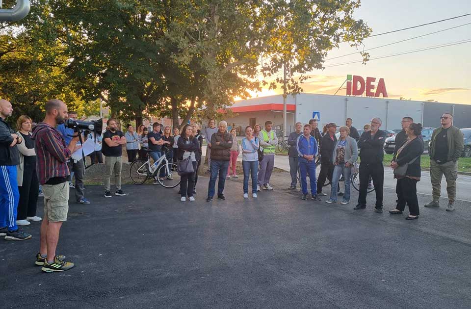 Znanjem protivu otmičara: Ispred OŠ „Žarko Zrenjanin“ skup podrške prosvetnim radnicima Znanjem protivu otmičara: Ispred OŠ „Žarko Zrenjanin“ skup podrške prosvetnim radnicima
