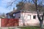 FOTO: Trosobna kuća u Perlezu za 43.000 evra – ima izlaz na dve ulice