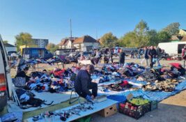 FOTO, VIDEO: Na buvljaku nema čega nema – od naočara do bistrenja svetske politike