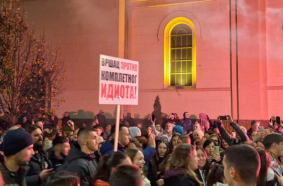 Trg je u sredu bio obojen u crveno: Pobuna nije splasnula, šta je održava? Trg je u sredu bio obojen u crveno: Pobuna nije splasnula, šta je održava?