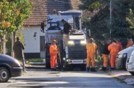 FOTO: Ovo je hit – pogledajte kako je zakrpljen kolovoz u Apatinskoj ulici