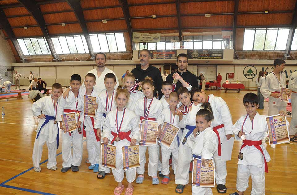 Majstor senke na Kupu Srbije: Zrenjanincima ukupno 23 medalje Majstor senke na Kupu Srbije: Zrenjanincima ukupno 23 medalje