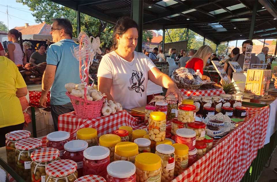 Beli luk sa ljutom paprikom, slatko od cvekle… Milena svojim proizvodima oduševila kupce Beli luk sa ljutom paprikom, slatko od cvekle… Milena svojim proizvodima oduševila kupce