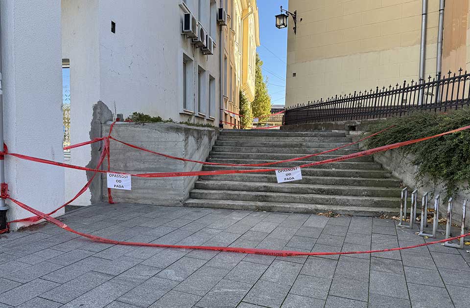 Opasno u centru Zrenjanina: Ograđeno stepenište između DDOR-a i Rimokatoličke crkve
