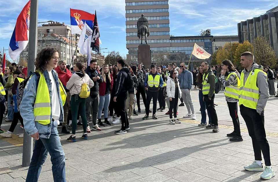 FOTO, VIDEO: Zrenjaninski i vršački studenti i srednjoškolci krenuli pešice ka Novom Sadu