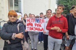 FOTO, VIDEO: U dvorištu Doma učenika organizovan protest zbog otpuštanja vaspitačica