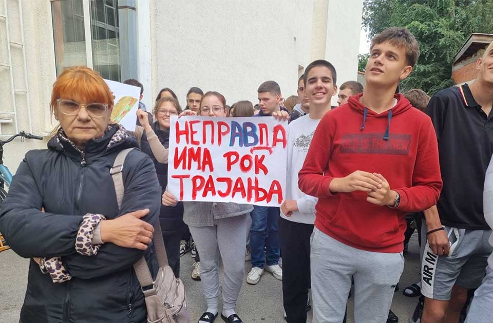 FOTO, VIDEO: U dvorištu Doma učenika organizovan protest zbog otpuštanja vaspitačica