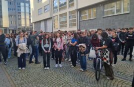 FOTO, VIDEO: Učenici Zrenjaninske gimnazije odali počast stradalima u padu nadstrešnice FOTO, VIDEO: Učenici Zrenjaninske gimnazije odali počast stradalima u padu nadstrešnice