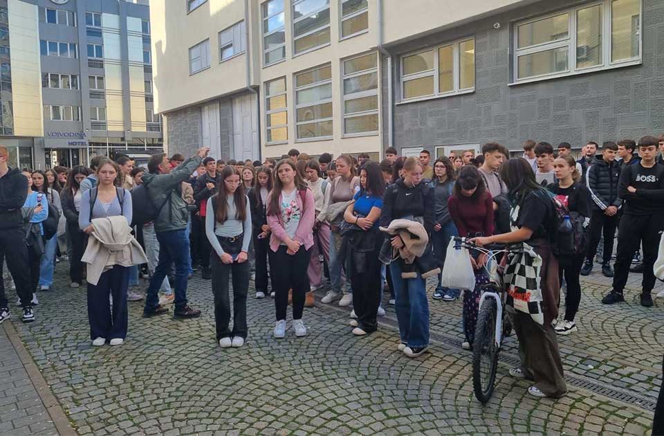 FOTO, VIDEO: Učenici Zrenjaninske gimnazije odali počast stradalima u padu nadstrešnice FOTO, VIDEO: Učenici Zrenjaninske gimnazije odali počast stradalima u padu nadstrešnice
