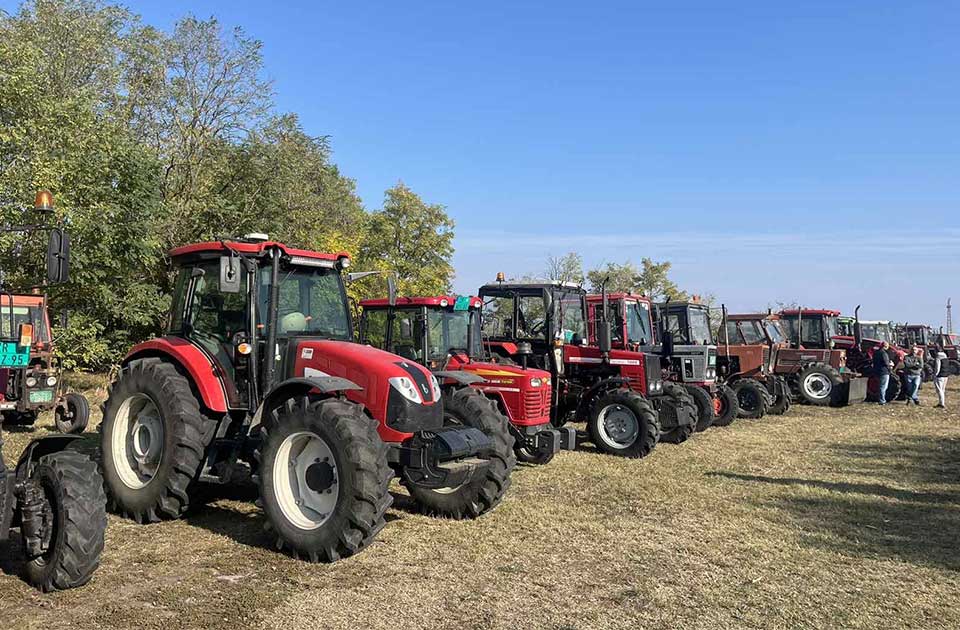VIDEO: Poljoprivrednici iz opštine Nova Crnja traktore parkirali pored magistralnog puta