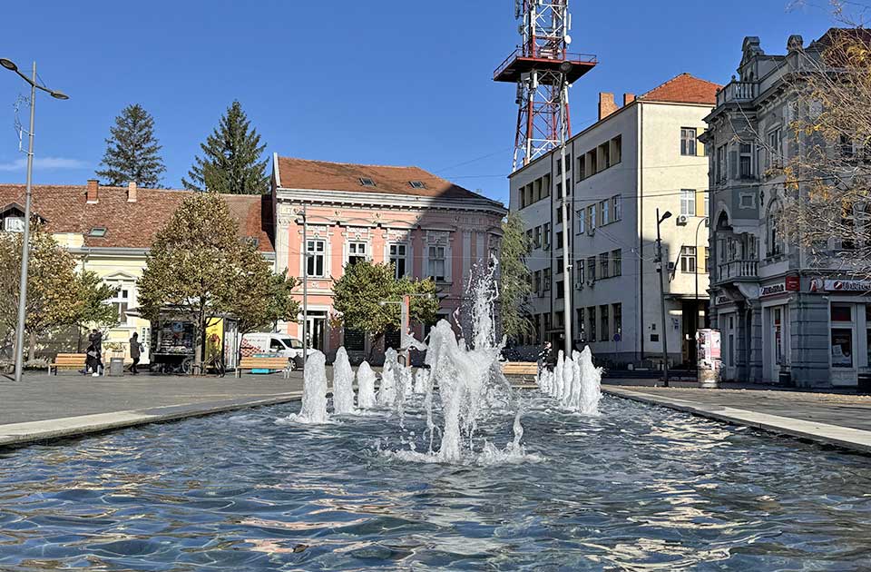 Zrenjanin deli pomoć od 300.000 dinara: Evo ko ima pravo na bespovratnu novčanu podršku Zrenjanin deli pomoć od 300.000 dinara: Evo ko ima pravo na bespovratnu novčanu podršku