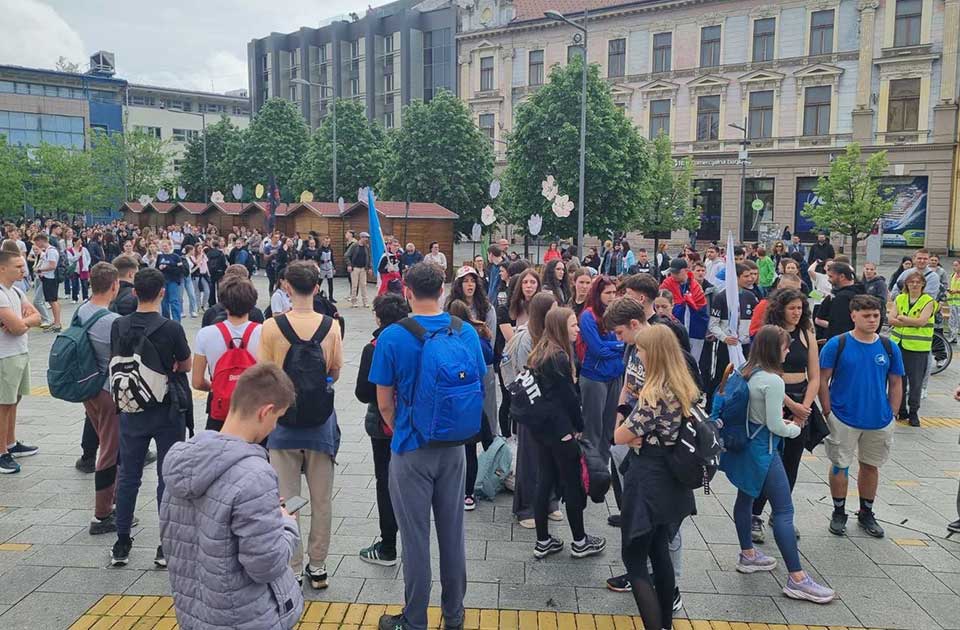 Gimnazijalci pozvali sugrađane da dođu ispred škole, studenti dočekuju pešake iz Vršca Gimnazijalci pozvali sugrađane da dođu ispred škole, studenti dočekuju pešake iz Vršca