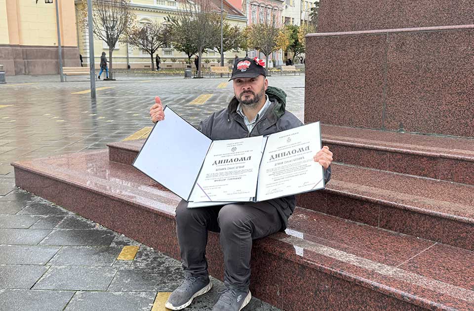 Dušan Bojanić šest sati sedi na Trgu slobode: Profesor pružio podršku Dijani Hrki