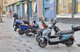 VIDEO: Novo prevozno sredstvo mladih – brzo, nečujno i zakonski neregulisano