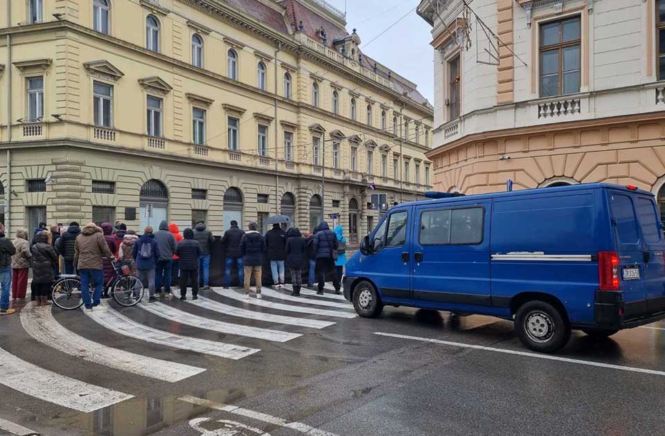 VIDEO: Obeležena godišnjica brutalnog napada na studente Fakulteta dramskih umetnosti