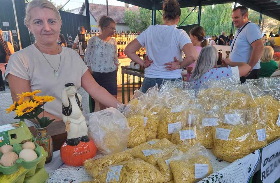 Domaća testenina iz kuhinje Jovanke Bitević: Za dobre rezance kupci se lako nađu Domaća testenina iz kuhinje Jovanke Bitević: Za dobre rezance kupci se lako nađu