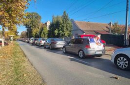 VIDEO: Zrenjaninci, Vrščani i Kikinđani u koloni krenuli na veliki komemorativni skup VIDEO: Zrenjaninci, Vrščani i Kikinđani u koloni krenuli na veliki komemorativni skup