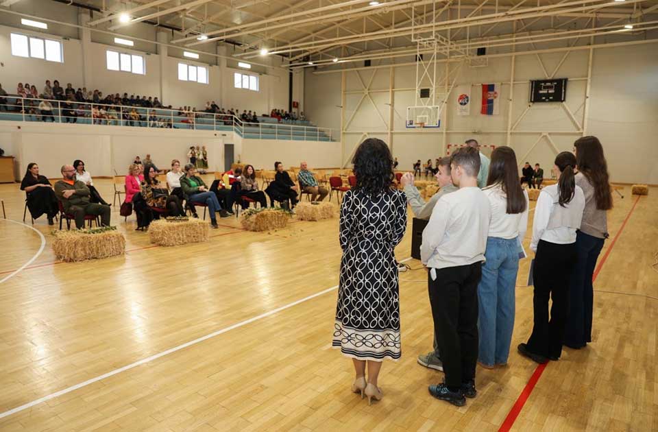 Osnovci iz Banatskog Karađorđeva oduševili goste iz Ambasade Francuske