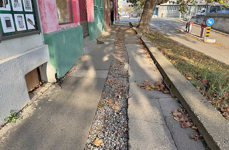 Građani upozoravaju: Trotoari u Zrenjaninu postali neprohodni Građani upozoravaju: Trotoari u Zrenjaninu postali neprohodni