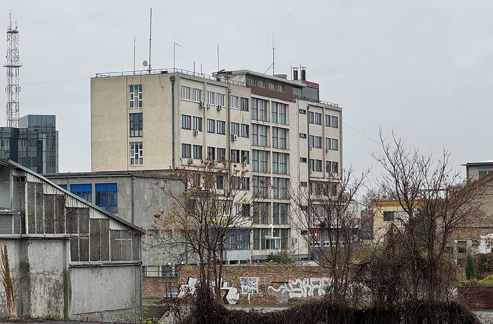 Jedna osoba poginula, osmoro povređenih