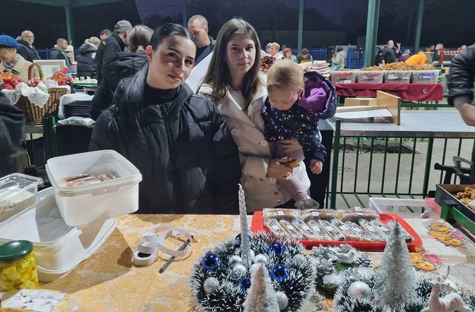 Sestre Una i Elena Ćirić izrađuju zanimljive božićne i novogodišnje dekoracije