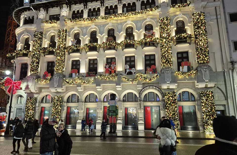 FOTO: Advent u Krajovi – božićna čarolija o kojoj Zrenjanin može samo da sanja FOTO: Advent u Krajovi – božićna čarolija o kojoj Zrenjanin može samo da sanja