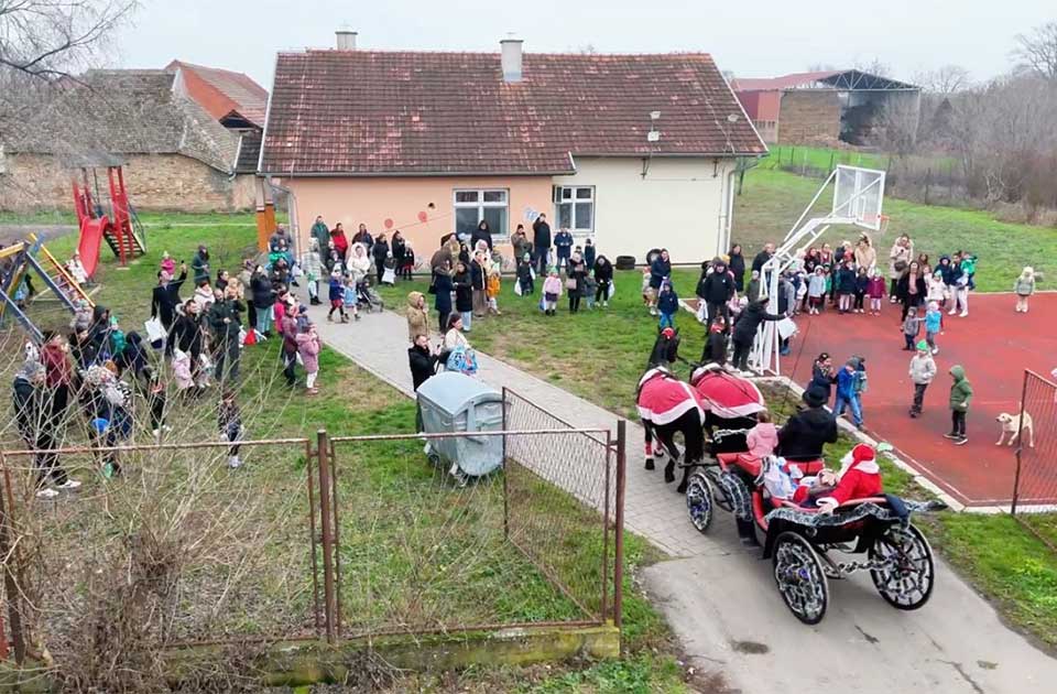 VIDEO: Deda Mraz u karucama posetio Elemir i obradovao najmlađe meštane