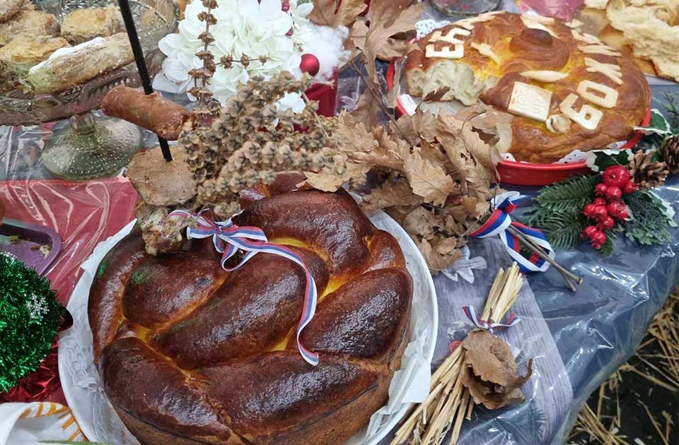 VIDEO: Božićni hleb koji govori – simbolika i lepota česnice u domaćoj tradiciji