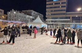 VIDEO: Klizanje pod svetlom hiljadu sveća – kako je izgledalo prvo klizalište u Zrenjaninu